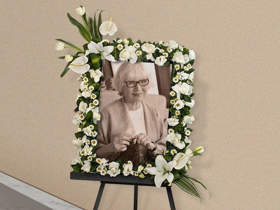 Marco funeral con flores para fotografía | SADLY
